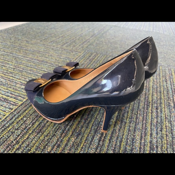 Salvatore Ferragamo Tina Pump with patent leather - Picture 5 of 8